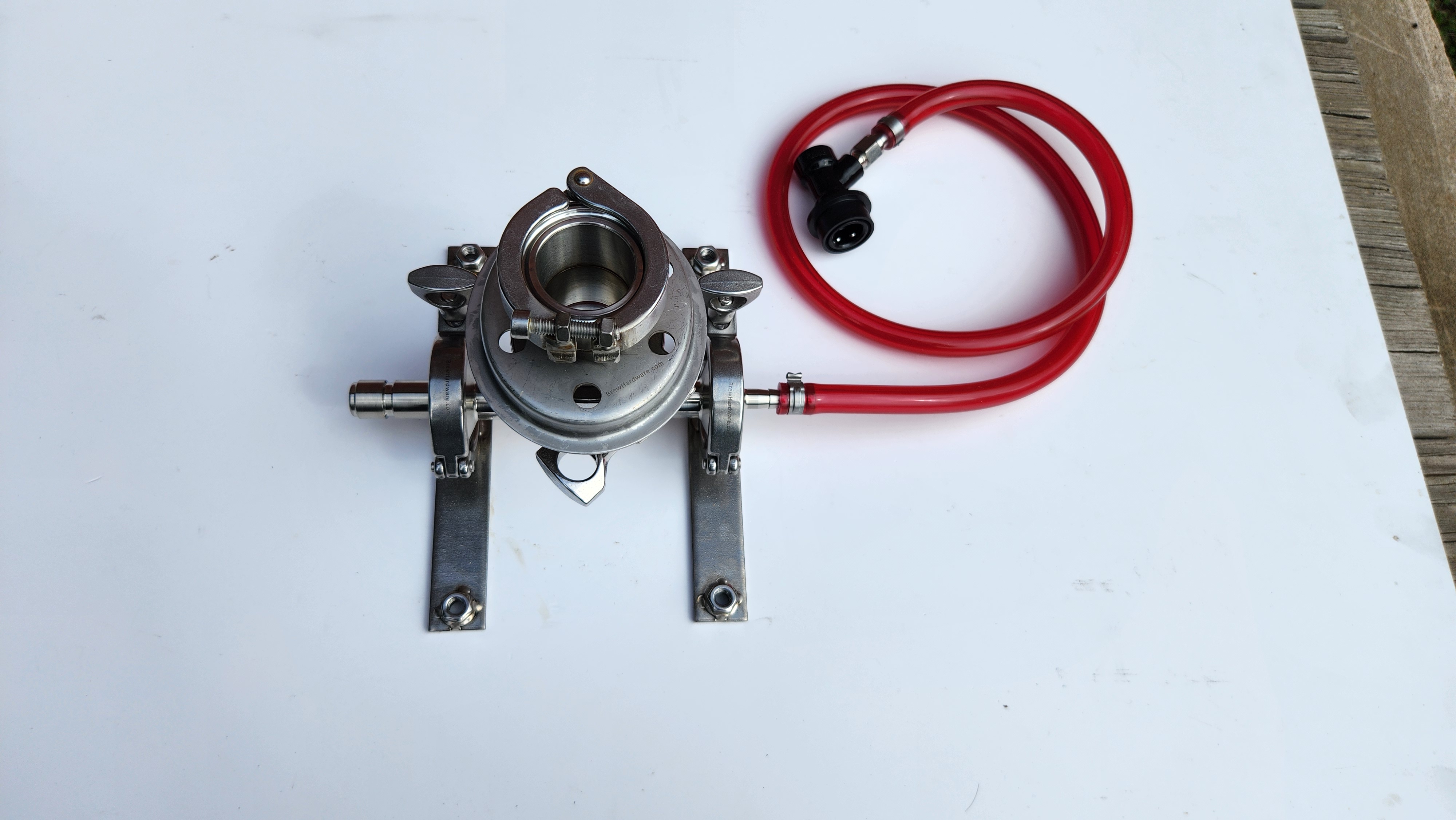 Oval keg lid insert with compact top tri-clamp, mounted to the base